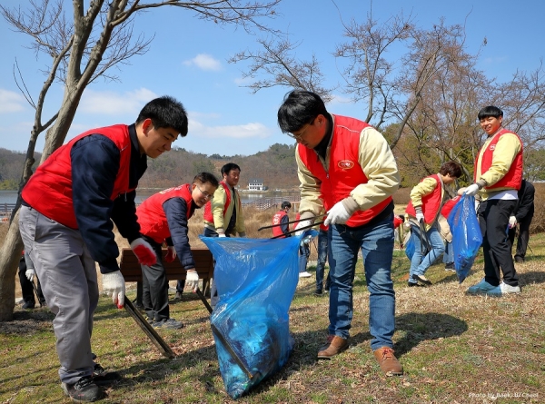 (주)하림 임직원들이 22일 익산시 금마면에서 진행된 세계물의날 맞이 환경정화활동에 참여해 생활쓰레기 등을 줍고 있다.