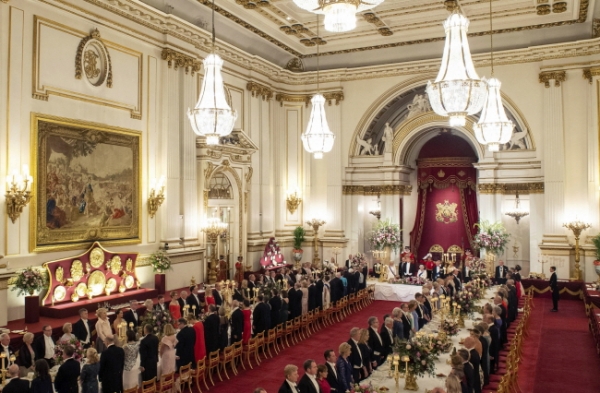 영국 런던 버킹엄궁에서 여왕 엘리자베스 2세가 참석한 가운데 도널드 트럼프 미국 대통령을 위한 국빈만찬이 열리고 있다.