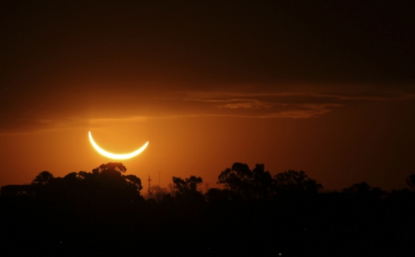 2일(현지시간) 아르헨티나 부에노스아이레스 상공에 달이 태양을 완전히 가리는 개기일식이 관측되고 있다.