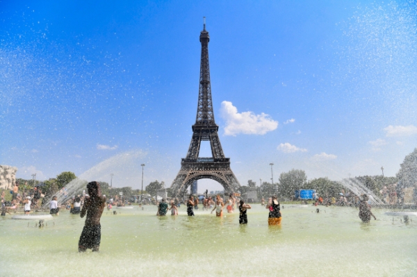 25일(현지시간) 프랑스 파리 에펠탑 인근 분수에 시민들이 들어가 더위를 식히고 있다. 프랑스 기상청은 프랑스 북부 지역에서 가장 더운 날로 기록된 25일 낮 최고 기온이 40~42도를 기록했으며 수도권 일부 지역은 43도까지 오를 것으로 예보했다.