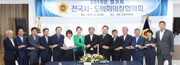 송성환 전라북도의회 의장이 20일 대전 인터시티호텔에서 개최된 전국시도의회의장협의회 2019년 정기회에서 제16대 후반기 부회장으로 선출됐다.
