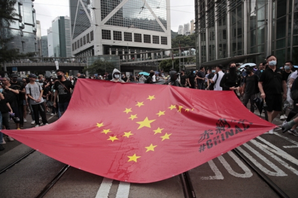 31일(현지시간) 홍콩 민주화 시위대가 중국 국기의 오성(五星)을 나치 문양으로 그려 넣은 깃발을 들고 행진하고 있다.