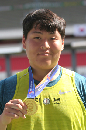 제100회 전국체육대회 육상 남자고등부 해머던지기에서 금메달을 차지한 이희영(전북체고.3년)