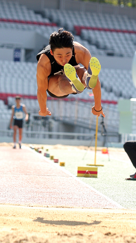 유규민이 8일 서울 잠실종합운동장서 열린 제100회 전국체육대회 육상 남자고등부 세단뛰기에서 16.43m를 기록하면서 대회신기록과 함께 고등부 한국신기록을 갱신했다./고병권 기자