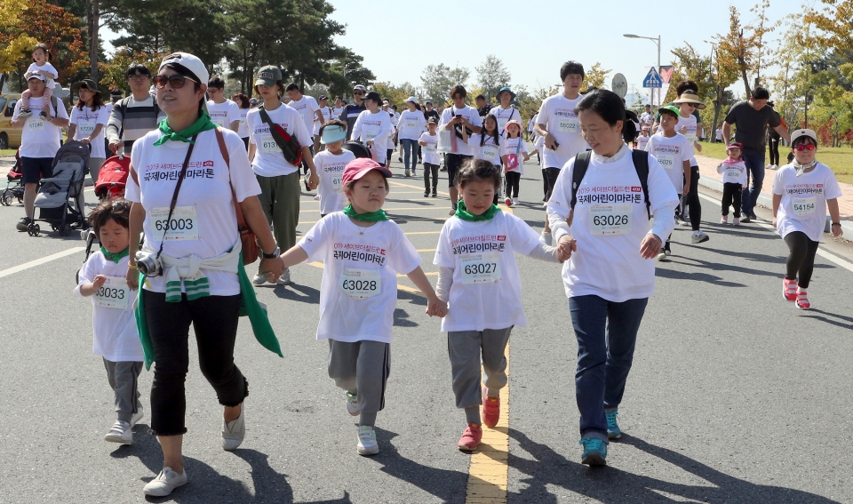 '2019 전주 국제어린이마라톤' 대회에 참가한 한 가족들이 손을 잡고 걸으면서 청명한 가을하늘과 함께 즐겁게 경기에 임하고 있다.