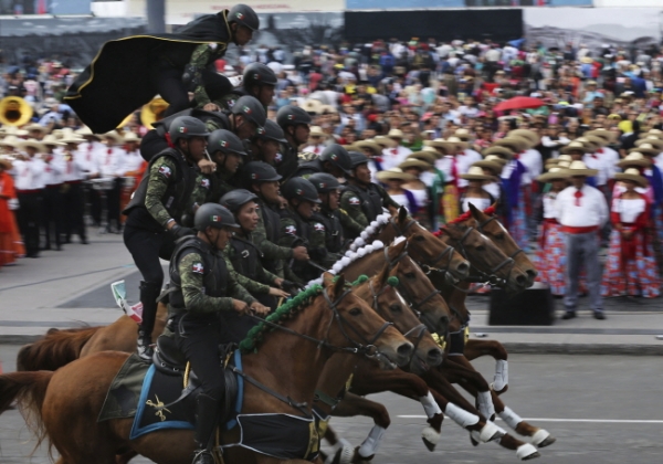 20일(현지시간) 멕시코 수도 멕시코시티의 소칼로 광장에서 멕시코혁명 제109주년 기념 퍼레이드가 열려 말에 탄 군인들이 피라미드를 형성하고 있다. 행사에는 1,000 명이 넘는 참가자들이 전통 복장을 하고 당시 역사적 장면들을 재연했다. /뉴시스