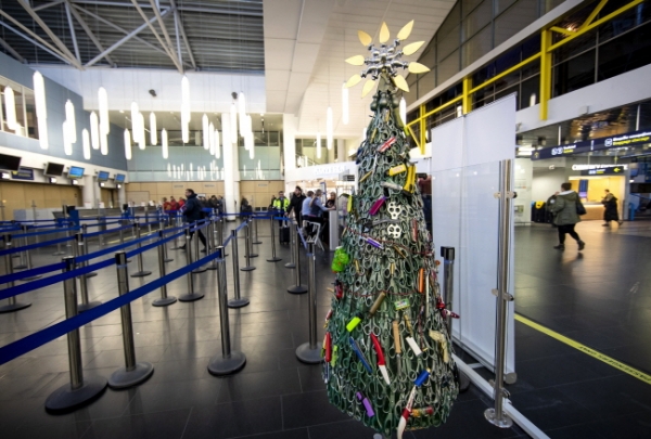 18일(현지시간) 리투아니아 수도 빌뉴스의 빌뉴스 공항 출국장에 보안 검색에서 압수한 물품으로 만든 크리스마스트리가 놓여 있다. 이 트리는 이 공항의 보안 요원들이 보안 검색 중 압수한 물건들을 이용해 만든 것이다. /뉴시스