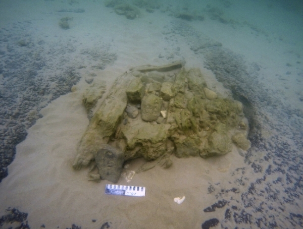 이스라엘의 지중해 해안 해저에서 국제 학술탐사단에 의해 발견된 7000년전 신석기 시대의 방파제 일부. 탐사단은 18일(현지시간) 학술지에 관련 논문을 발표했다. /뉴시스