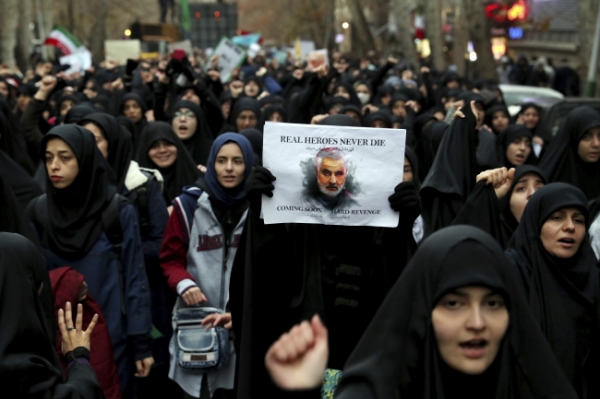 4일(현지시간) 이란 수도 테헤란에서 시민들이 미국의 공습으로 숨진 이란 혁명수비대 쿠드스군 사령관 카셈 솔레이마니의 사진을 들고 미국을 규탄하는 시위를 벌이고 있다. 이란은 이번 미국의 공습으로 양국 간 긴장이 최고조에 달하면서 미국에 대해 '가혹한 보복'을 천명했다.  /뉴시스