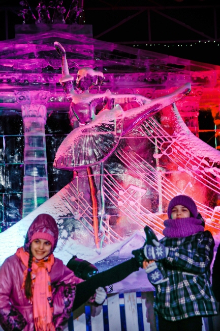 12일(현지시간) 러시아 수도 모스크바에서 '아이스 모스크바' 페스티벌에서 열려 관람객들이 얼음 조각품 앞에서 기념촬영을 하고 있다. 이 축제에는 고대부터 현대까지 유명한 러시아 국가유산과 유물을 100여 점의 얼음 조각으로 전시해 보여주고 있다. /뉴시스