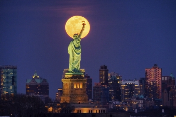9일(현지시간) 미국 뉴욕의 자유의 여신상에 보름달이 휘영청 걸쳐 있다. /뉴시스