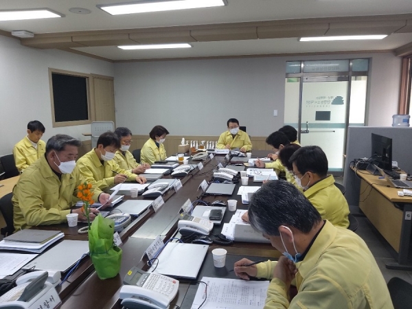 정헌율 익산시장이 간부회의를 열어 코로나19에 따른 지역사회 위기 극복 방안을 검토하고 있다.
