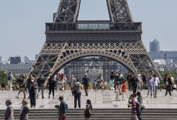17일(현지시간) 프랑스 파리의 에펠탑 부근 트로카데로 광장에서 사람들이 거닐고 있다. 프랑스는 신종 코로나바이러스 감염증(코로나19) 확산을 막기 위한 폐쇄 조치 일부 완화로 해변 등이 개방됐다. /뉴시스
