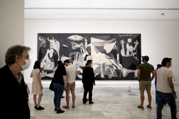 스페인 마드리드의 레이나 소피아 미술관에서 6일 입장객들이 파블로 피카고의 걸작 '게르니카'를 감상하고 있다. 이 미술관은 코로나19로 휴관에 들어간지 약 석달 만인 이날 재개관했다. /뉴시스