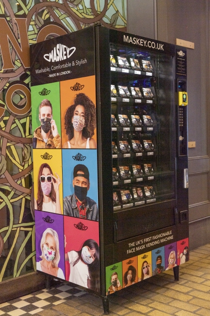24일(현지시간) 영국 런던에 마스크 자동판매기가 설치돼 있다. 현지 언론은 신종 코로나바이러스 감염증(코로나19) 봉쇄가 완화되면서 런던 전역의 주요 여행지에 마스크 자판기가 등장했다고 보도했다./뉴시스