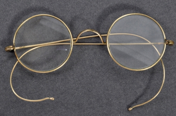 영국 이스트 브리스톨 옥션스가 지난 7월20일 촬영해 제공한 인도의 독립 영웅 마하트마 간디가 썼던 금도금 안경의 사진. 이 안경은 경매에서 당초 예상가 1만5000파운드(약 2345만원)를 크게 뛰어넘는 26만 파운드(약 4억원)에 팔렸다. /뉴시스