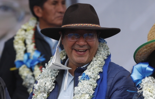루이스 아르세 볼리비아 대통령 당선인이 24일(현지시간) 엘 알토에서 열린 대선 승리 축하 행사에 참석해 미소짓고 있다. 볼리비아 최고선거위원회는 전날 최종 개표 결과 아르세 후보가 55%의 득표로 29% 미만에 그친 카를로스 메사 대통령을 제치고 승리했다고 발표했다. /뉴시스