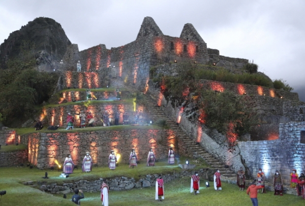 1일(현지시간) 페루 쿠스코의 고대 잉카 도시 마추픽추가 코로나19로 폐쇄된 지 8개월 만에 재개장해 공연단이 축하 공연을 하고 있다.  /뉴시스