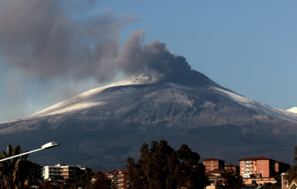 ]14일(현지시간) 이탈리아 시칠리아에 있는 에트나 화산이 폭발해 용암과 화산재를 토해내고 있다. 에트나산의 분화로 인근 마을과 주민들은 화산재로 피해를 입은 것으로 나타났다. /뉴시스
