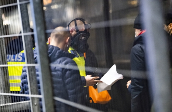 22일(현지시간) 스웨덴 말뫼에 있는 힐리야역 국경 검문소에서 마스크를 쓴 스웨덴 경찰이 덴마크발 여행자들을 검문하고 있다. 스웨덴 정부는 덴마크에서 코로나19 변종이 확인되면서 국경을 폐쇄했으며 영국발 항공편과 여행객의 입국도 중단했다. 스웨덴은 지난 3월 코로나19 발생 이래 유럽 내 국가를 대상으로 처음으로 국경을 폐쇄했다. /뉴시스