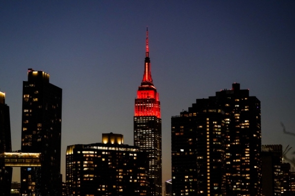 19일(현지시간) 미국 뉴욕의 엠파이어 스테이트 빌딩 꼭대기에 코로나19 희생자를 추모하는 붉은색 조명이 켜져 있다. 이날 미 전역의 유명 고층빌딩에서 코로나19 희생자를 추모하는 점등식이 열렸다. 미국은 지난해 1월20일 첫 코로나19 확진자가 나온 뒤 1년 만에 사망자 수가 40만 명을 넘어섰다./뉴시스