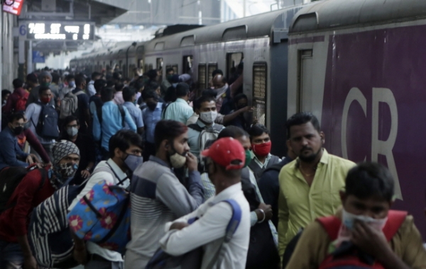1일(현지시간) 인도 뭄바이에서 코로나19로 운행이 중단된 지 약 10개월 만에 교외 열차 운행이 재개돼 마스크를 쓴 사람들이 승강장에 모여들고 있다. 인도의 코로나19 누적 확진자 수는 1,075만8,619명, 사망자는 15만4,428명으로 집계됐다. /뉴시스