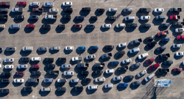 22일(현지시간) 미 텍사스주 오스틴 북서부 넬슨 필드의 한 식수 배급 현장에 물을 받으려는 차량이 길게 줄 서 있다. /뉴시스
