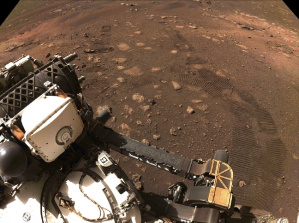 '탐사 로봇(로버)' 퍼서비어런스(Perseverance)가 화성에서 첫 시범주행에 성공했다고 미국 항공우주국(NASA)가 5일(현지시간) 발표했다. 사진은 퍼서비어런스 바퀴 자국이 찍힌 화성 토양. 사진은 NASA가 제공했다. /뉴시스