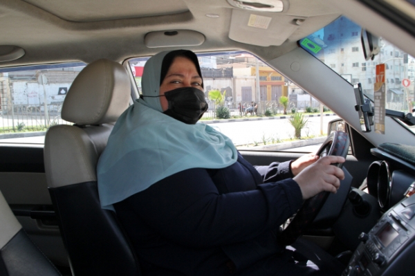 세계 여성의 날인 8일(현지시간) 팔레스타인 가자시티에서 택시 기사 나일라 아부 주바(40)가 운전석에 앉아 있다. 나일라는 가자지구의 첫 여성 택시 운전자로 여성만을 수송하기 위해 작은 택시 사무실을 차렸다고 전했다. /뉴시스
