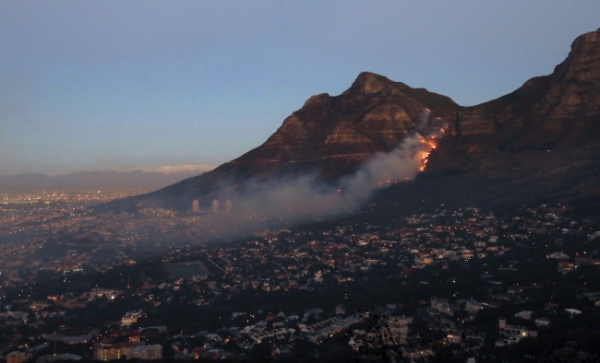 19일(현지시간) 남아프리카공화국 케이프타운 시내 뒤편 테이블마운틴 경사면이 불에 타고 있다. 시 당국은 18일 발생한 화재가 여전히 통제되지 않고 있다고 밝혔다. /뉴시스