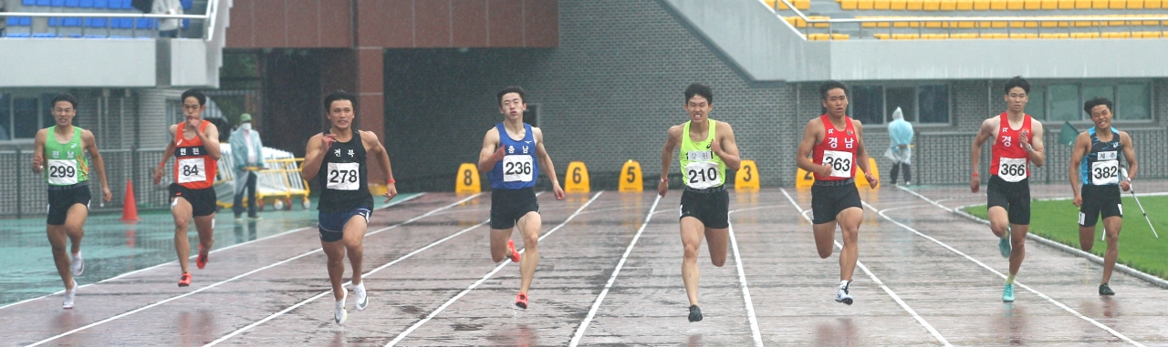 제102회 전국체육대회 육상경기가 구미시민운동에서 열린 가운데 문해진이 남자고등부 200m에서 비가 오는 날씨에도 역주하고 있다. 사진 왼쪽에서 3번째/사진=고병권 기자