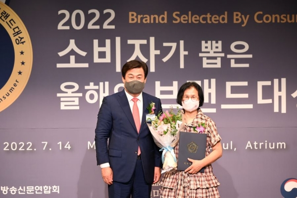 원광디지털대 서종순 입학협력처장(오른쪽)이 지난 14일 서울 중구 밀레니엄힐튼호텔에서 개최된 ‘2022 소비자가 뽑은 올해의 브랜드 대상’ 시상식에서 행사 관계자로부터 대상을 수상하고 있다.