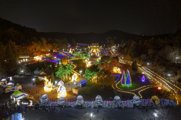 전북 대표 축제로 발돋움한 '익산서동축제'의 야간 경관 모습