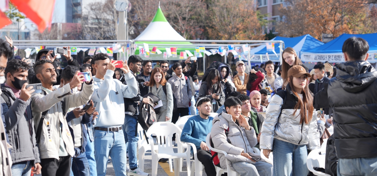 전북대학교는 22일 유학생들 간 교류 촉진과 한국생활 만족을 위해 ‘2023 JBNU 외국인 유학생 페스티벌’을 개최했다./사진=전북대학교제공