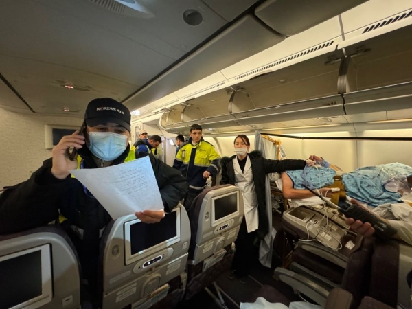 원광대병원 신경외과 전담간호사가 카자흐스탄으로 귀국하는 사디코프씨를 비행기 안에서 보살피고 있다./사진=원광대학교 병원