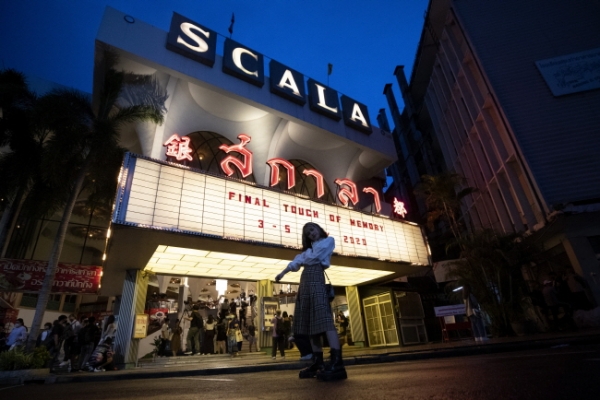 태국 방콕에서 51년 전통의 스칼라 극장이 6일(현지시간) 신종 코로나바이러스 감염증(코로나19) 여파로 지난 3월부터 영업을 하지 못해 끝내 문을 닫았다. 극장 터 소유주인 쭐라롱껀 대학 측은 이곳에 쇼핑몰을 지을 것이라고 밝혔다. 사진은 지난 3일 한 여성이 스칼라 극장 앞에서 기념 사진을 찍는 모습. /뉴시스