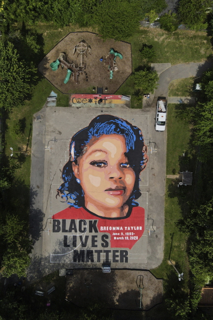 6일(현지시간) 미 메릴랜드주 아나폴리스의 체임버 공원 바닥에 흑인 여성 브리오나 테일러의 초상화가 그려져 있다. 간호사였던 테일러(26)는 지난 3월 13일 켄터키주 루이빌 자신의 아파트에 잘못 들이닥친 경찰의 총에 맞아 숨졌다. /뉴시스