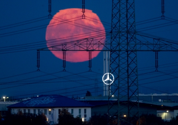 10월 31일(현지시간) 독일 프랑크푸르트 외곽 상공에 '블루문'이라고도 알려진 보름달이 떠 있다. 핼러윈 블루문은 19년마다 볼 수 있는데 다음 핼러윈 블루문은 2039년 10월 31일에 뜨는 것으로 알려졌다.  /뉴시스