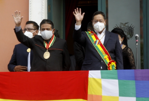 루이스 아르세(오른쪽) 볼리비아 신임 대통령과 다비드 초케우안카 신임 부통령이 8일(현지시간) 수도 라파스의 대통령궁 발코니에서 지지자들을 향해 손을 흔들고 있다./뉴시스