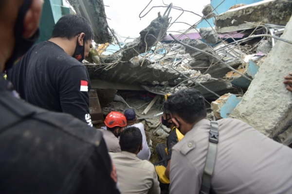 ]15일(현지시간) 인도네시아 웨스트 술라웨시주에서 규모 6.2의 지진이 발생해 마무주 피해 현장에서 구조대가 생존자를 찾고 있다. 경찰은 이 지진으로 건물 수백 채가 무너져 지금까지 최소 30명이 숨지고 600여 명이 다쳤다고 밝혔다. /뉴시스