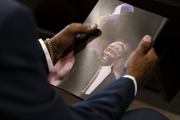 27일(현지시간) 미 조지아주 애틀랜타에 있는 한 교회에서 미프로야구 홈런의 전설 행크 에런의 장례식이 열려 한 참석자가 순서지에 있는 고인의 사진을 바라보고 있다. /뉴시스