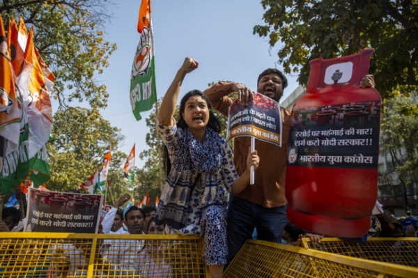 2일(현지시간) 인도 뉴델리에서 시위 참가자들이 경찰이 설치한 바리케이드 위에 빈 가스통을 올려놓고 연료와 조리용 가스 가격의 잇따른 인상에 항의하는 시위를 벌이고 있다. /뉴시스
