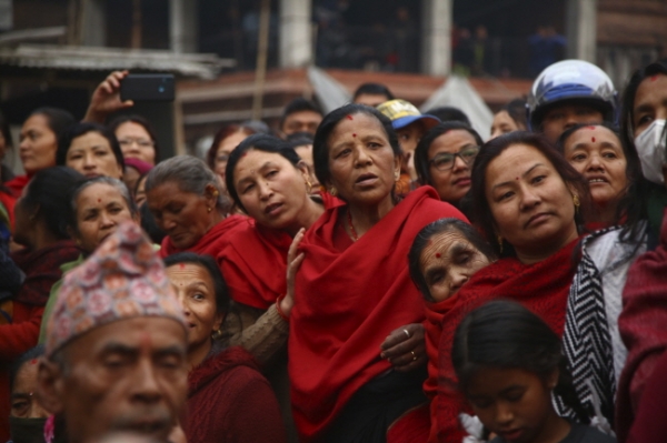 네팔 당국이 코로나19 확산 방지를 위해 연례 봄 축제인 비스카 자트라 개최를 취소한 가운데 5일(현지시간) 박타푸르에서 네와르 공동체 주민들이 이에 항의하기 위해 모여 있다. 이날 수백 명의 주민이 모여 춤을 추고 전통 북을 치며 지난해에 이어 올해도 축제가 취소된 것에 항의하는 시위를 벌였다. /뉴시스