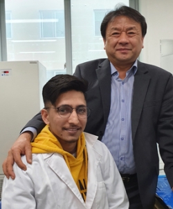 전북대학교 김한주 교수(오른쪽)와 연구원
