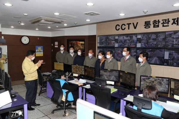 익산시의회 보건복지위원들이 19일 익산시 CCTV통합관제센터를 현장방문해 시설 관계자로부터 현안을 설명듣고 있다.