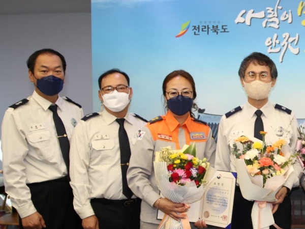행안부 장관상을 수상한 한효진 대원(오른쪽에서 두번째)