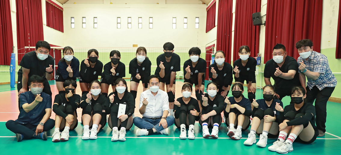 서거석 교육감은 전주 근영중학교를 방문해 배구부 선수들을 격려했다./사진-전북교육청