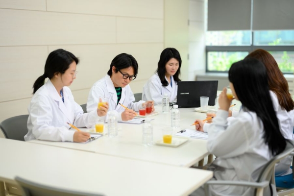 식품진흥원 연구원들의 연구 활동 모습