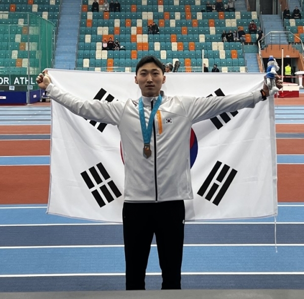 익산시청 육상부 유규민선수가 지난 10일(현지시간) 카자흐스탄 누르술탄에서 열린 제10회 아시아실내육상경기선수권대회 남자 세단뛰기 종목에서 동메달을 획득하며 기뻐하고 있다.