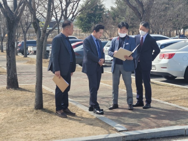 전대식 익산 부시장(왼쪽에서 두번째)이 13일 국토교통부 및 한국도로공사 전북본부 관계자들을 만나 지역 세계유산 홍보와 관련한 표지판 설치 방안을 논의하고 있다.
